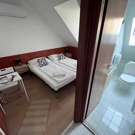Majus 1 Vendeghaz - Torony Hotel Luaran gambar