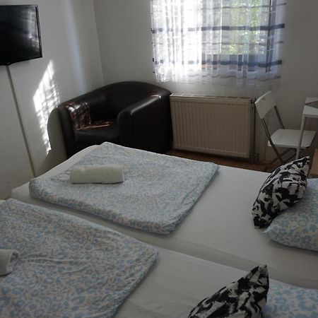 Majus 1 Vendeghaz - Torony Hotel Luaran gambar