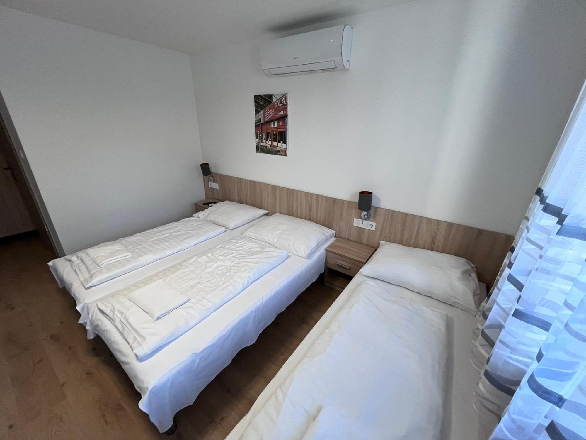 Majus 1 Vendeghaz - Torony Hotel Luaran gambar