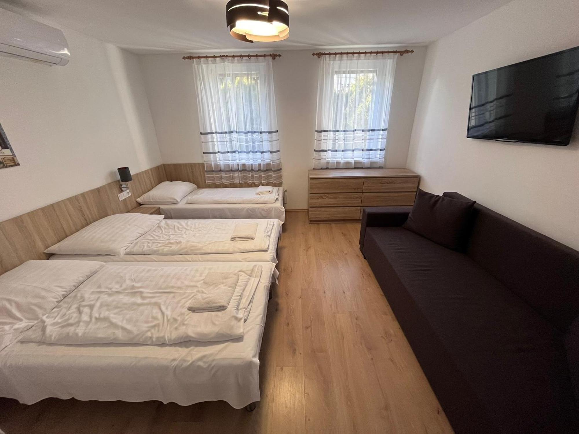 Majus 1 Vendeghaz - Torony Hotel Luaran gambar