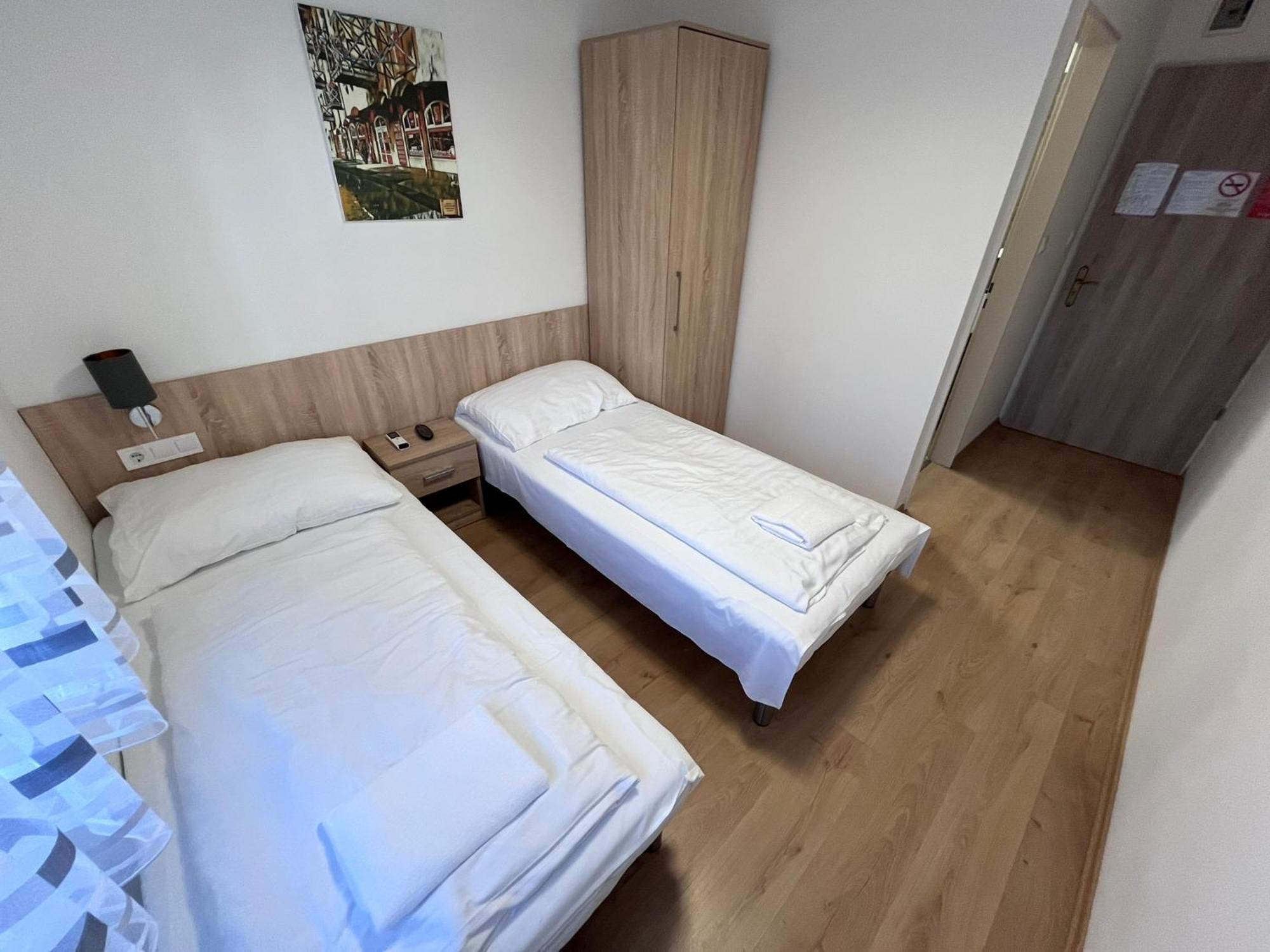 Majus 1 Vendeghaz - Torony Hotel Luaran gambar