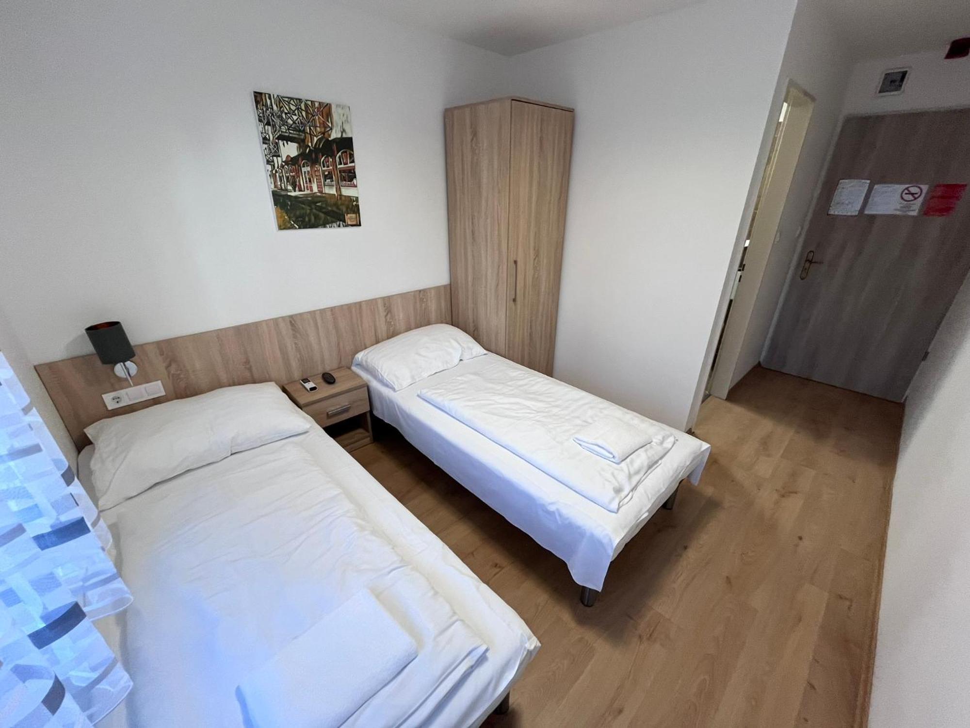 Majus 1 Vendeghaz - Torony Hotel Luaran gambar