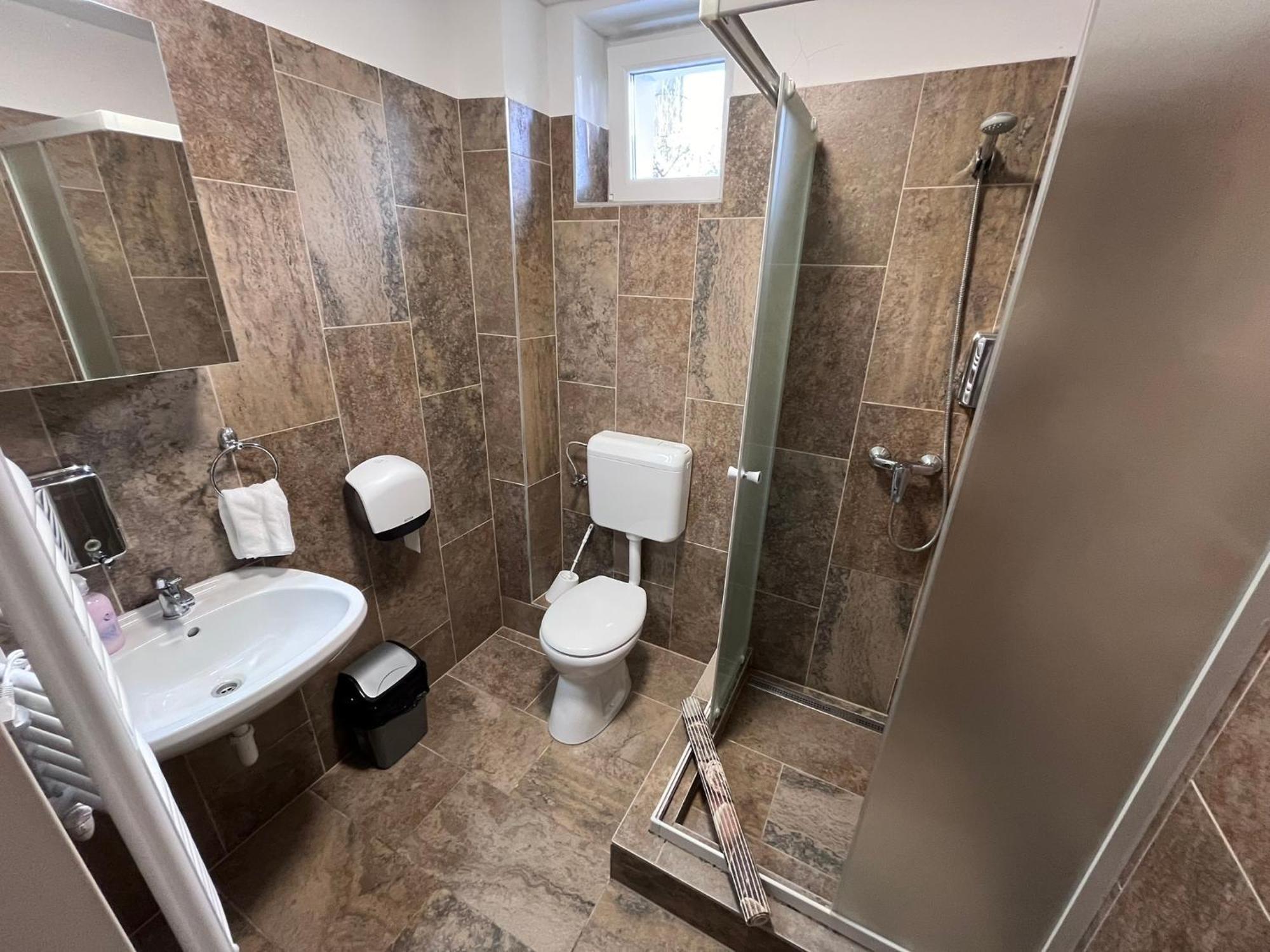 Majus 1 Vendeghaz - Torony Hotel Luaran gambar