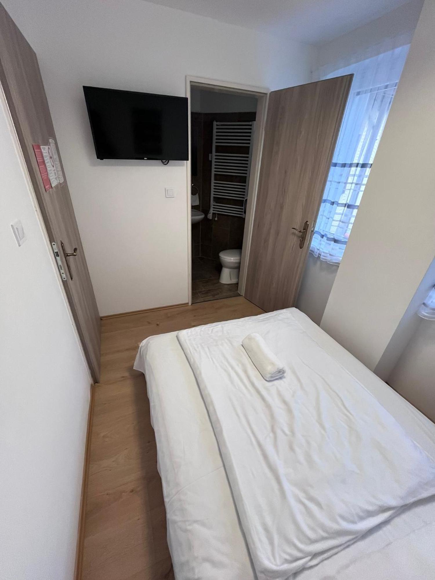 Majus 1 Vendeghaz - Torony Hotel Luaran gambar