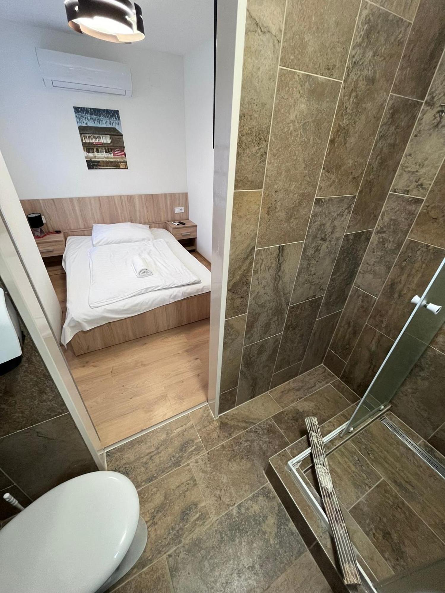 Majus 1 Vendeghaz - Torony Hotel Luaran gambar