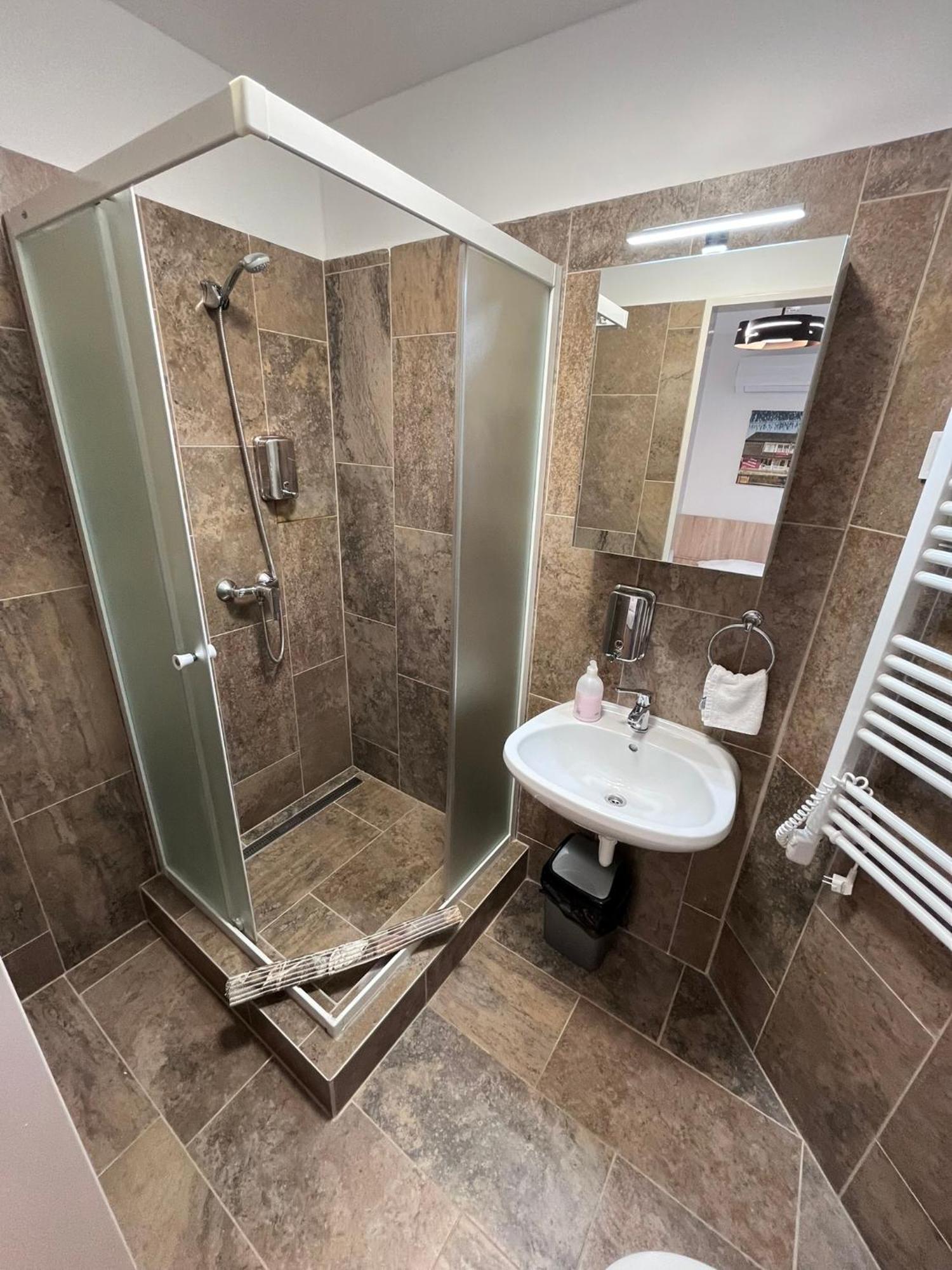 Majus 1 Vendeghaz - Torony Hotel Luaran gambar