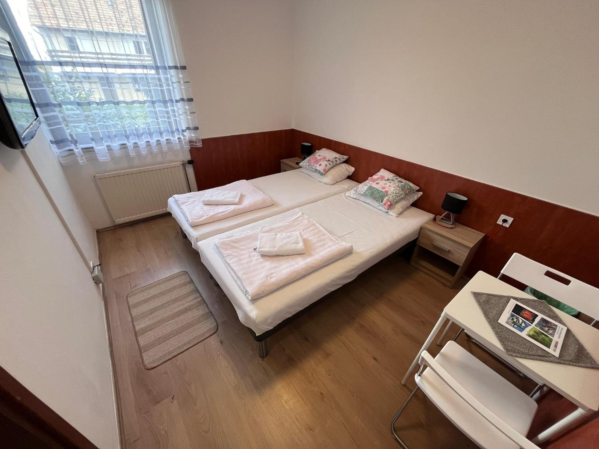 Majus 1 Vendeghaz - Torony Hotel Luaran gambar
