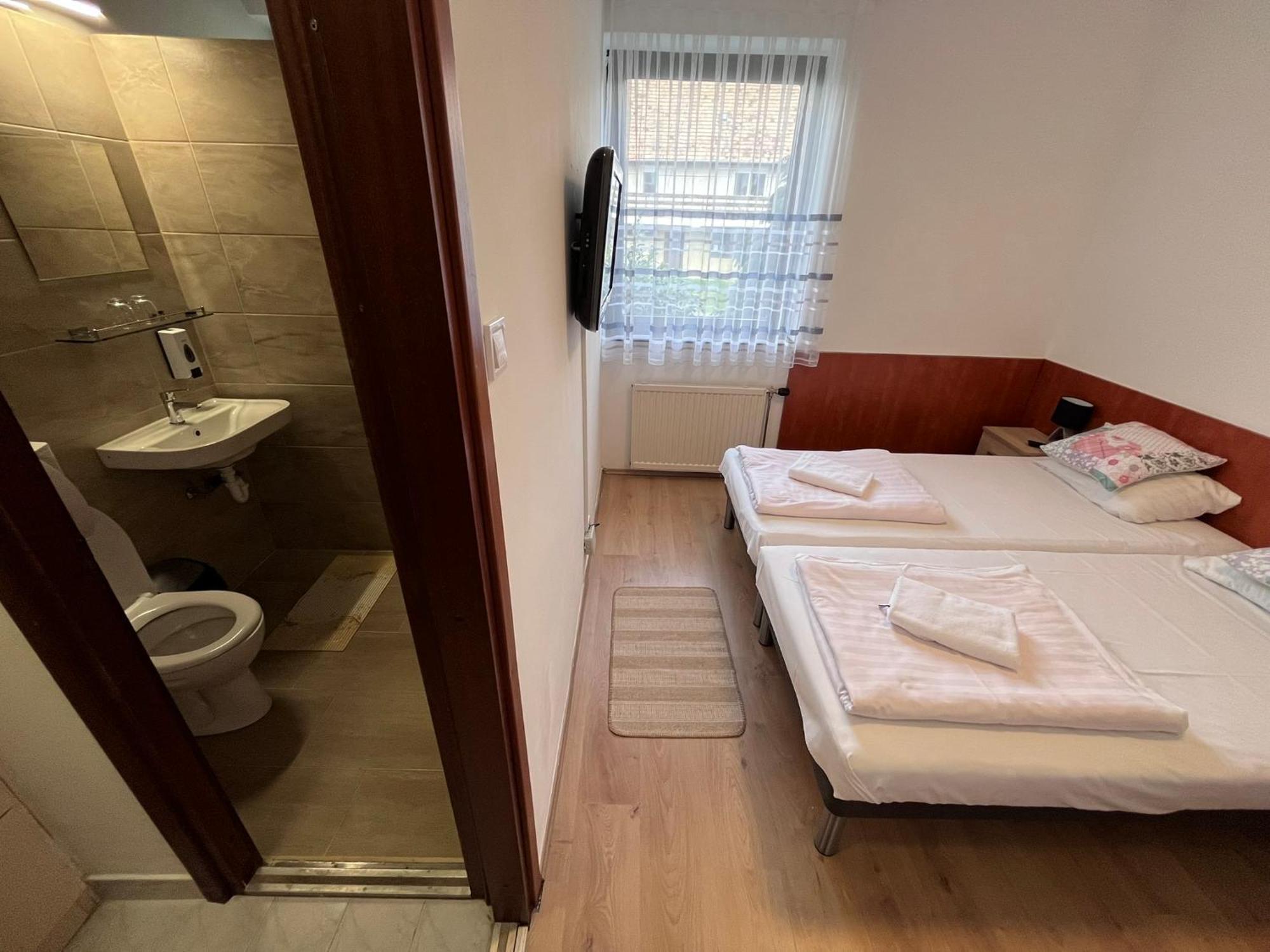 Majus 1 Vendeghaz - Torony Hotel Luaran gambar