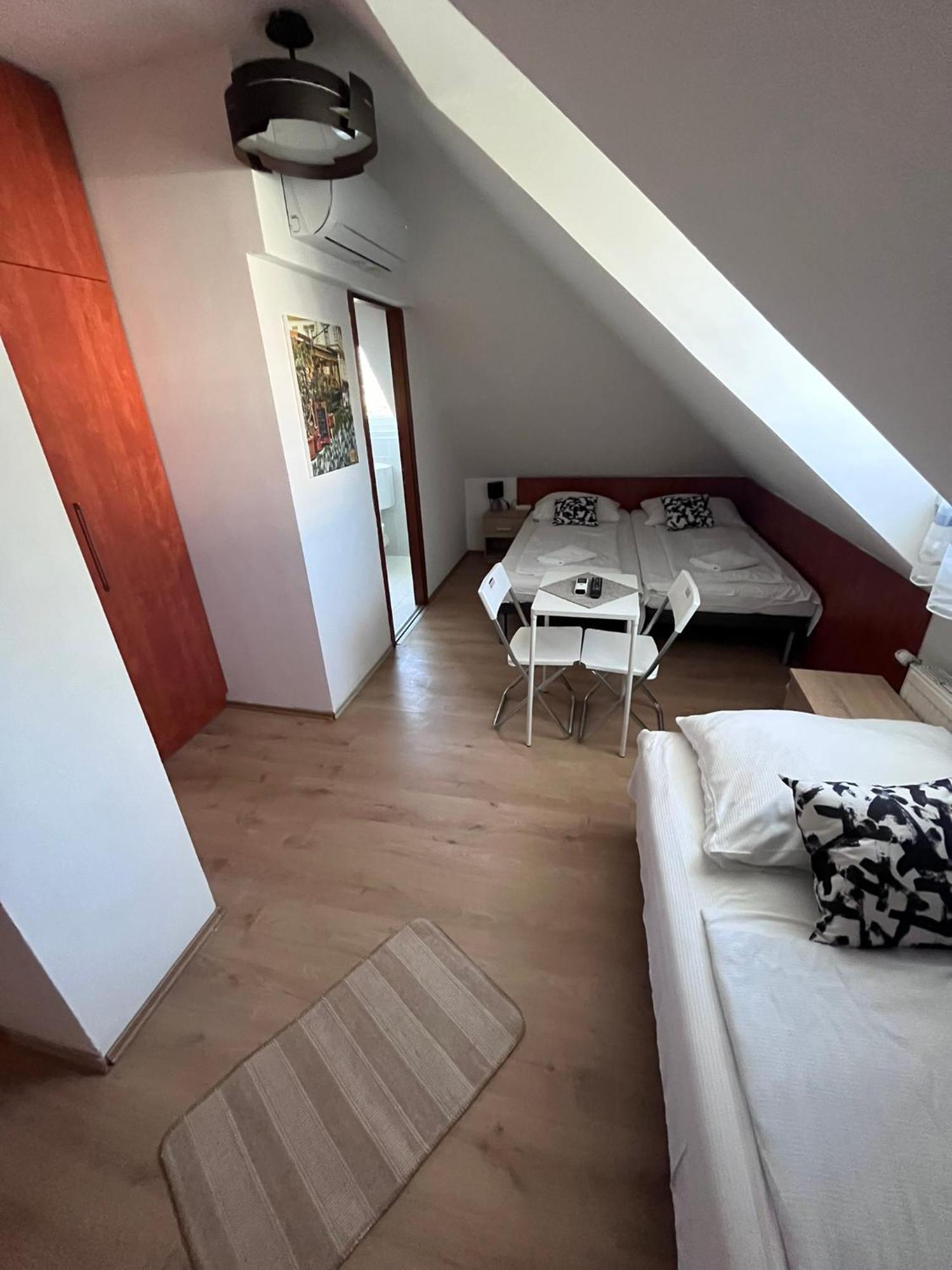 Majus 1 Vendeghaz - Torony Hotel Luaran gambar