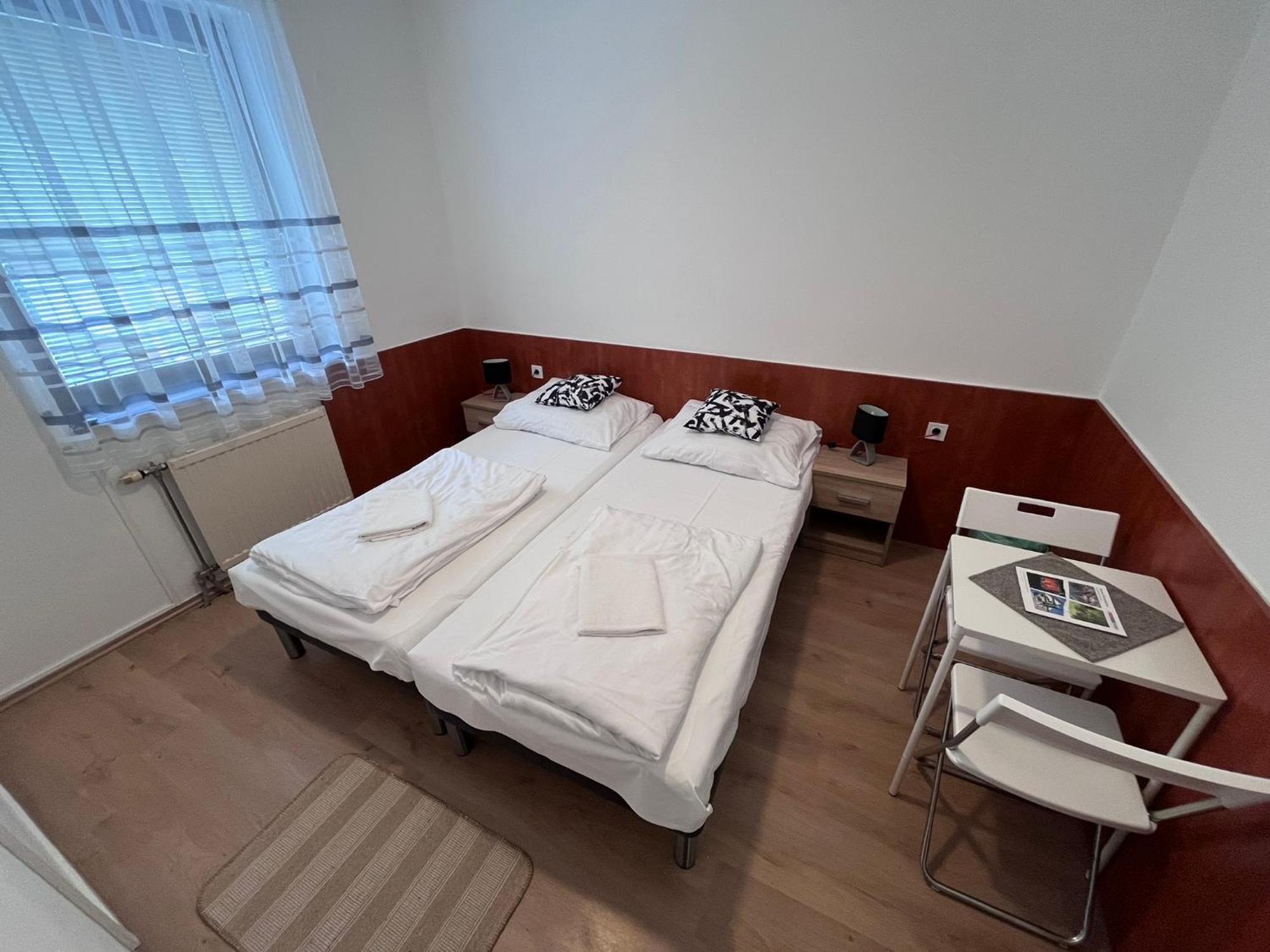Majus 1 Vendeghaz - Torony Hotel Luaran gambar