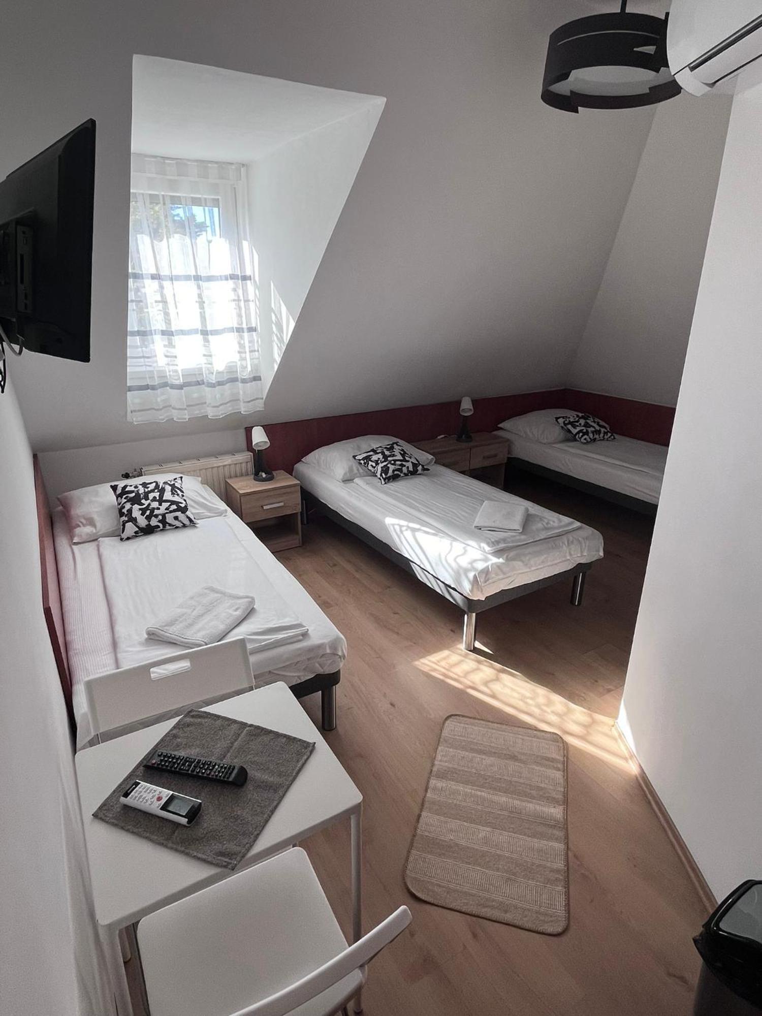 Majus 1 Vendeghaz - Torony Hotel Luaran gambar