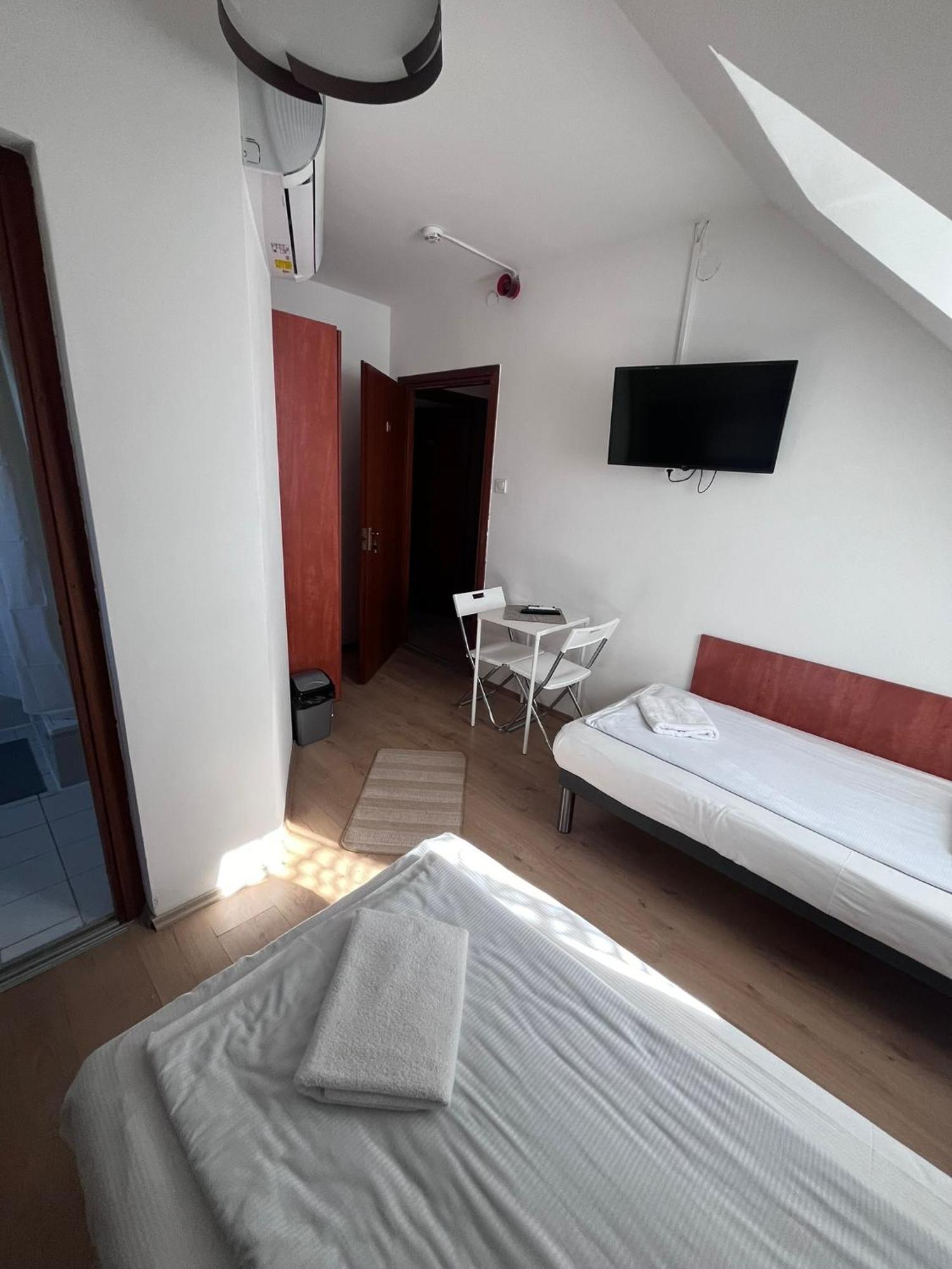 Majus 1 Vendeghaz - Torony Hotel Luaran gambar