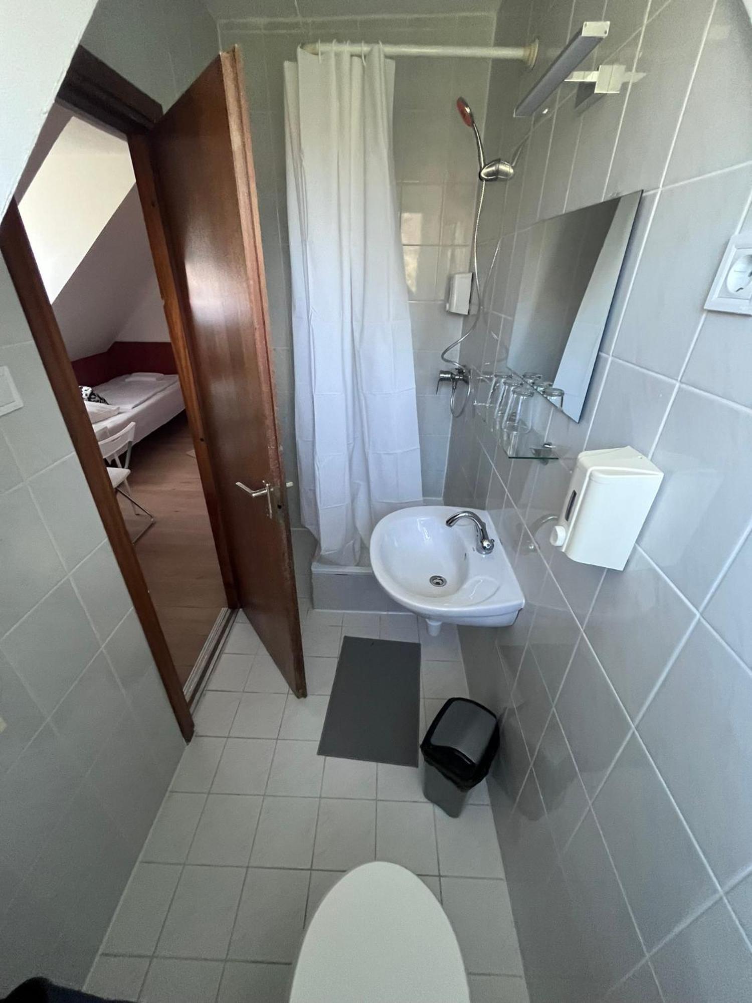 Majus 1 Vendeghaz - Torony Hotel Luaran gambar