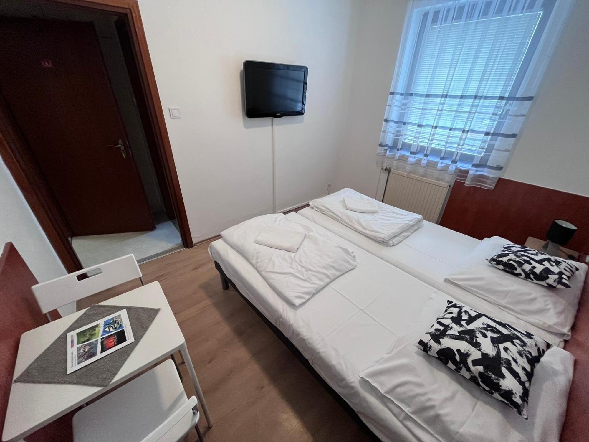 Majus 1 Vendeghaz - Torony Hotel Luaran gambar