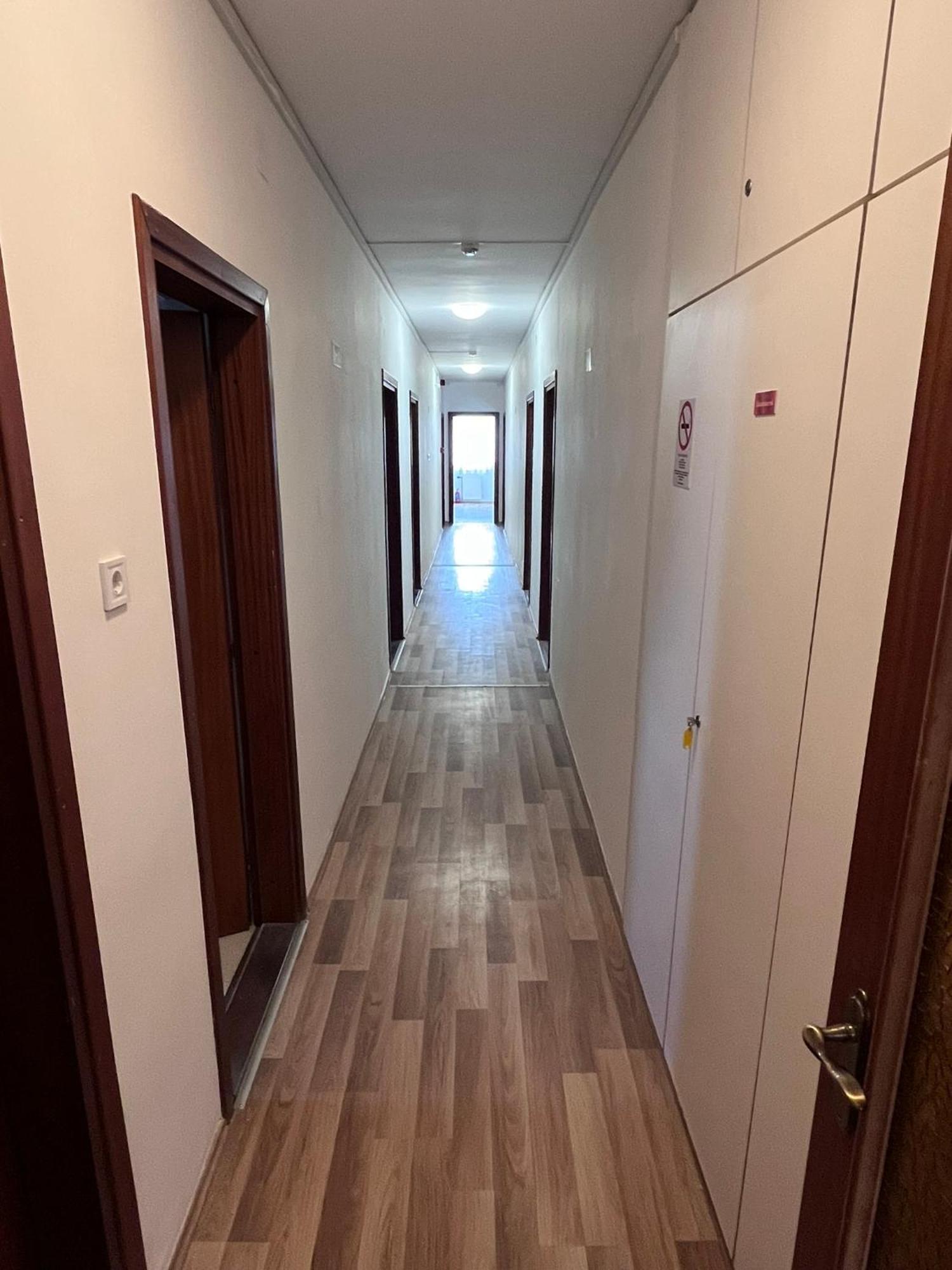 Majus 1 Vendeghaz - Torony Hotel Luaran gambar