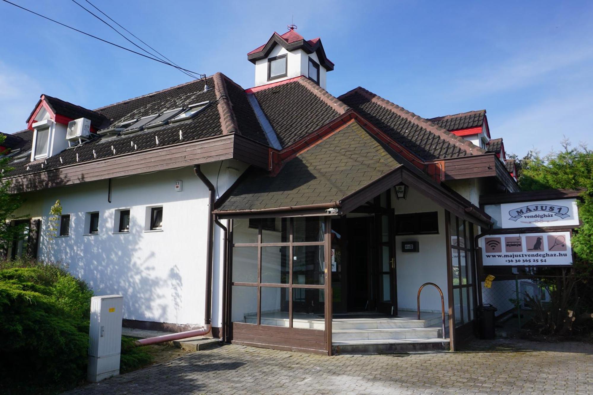 Majus 1 Vendeghaz - Torony Hotel Luaran gambar