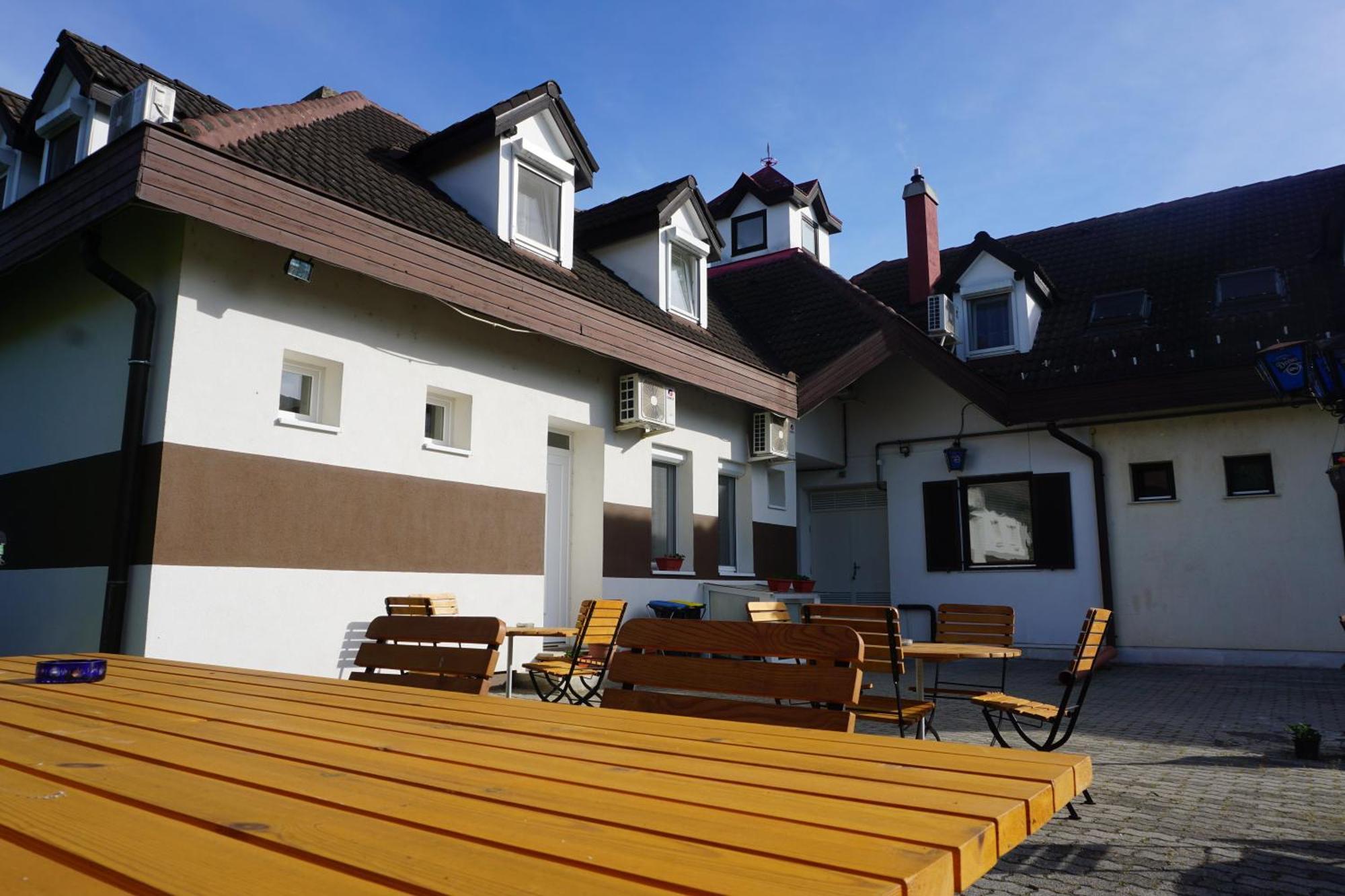 Majus 1 Vendeghaz - Torony Hotel Luaran gambar