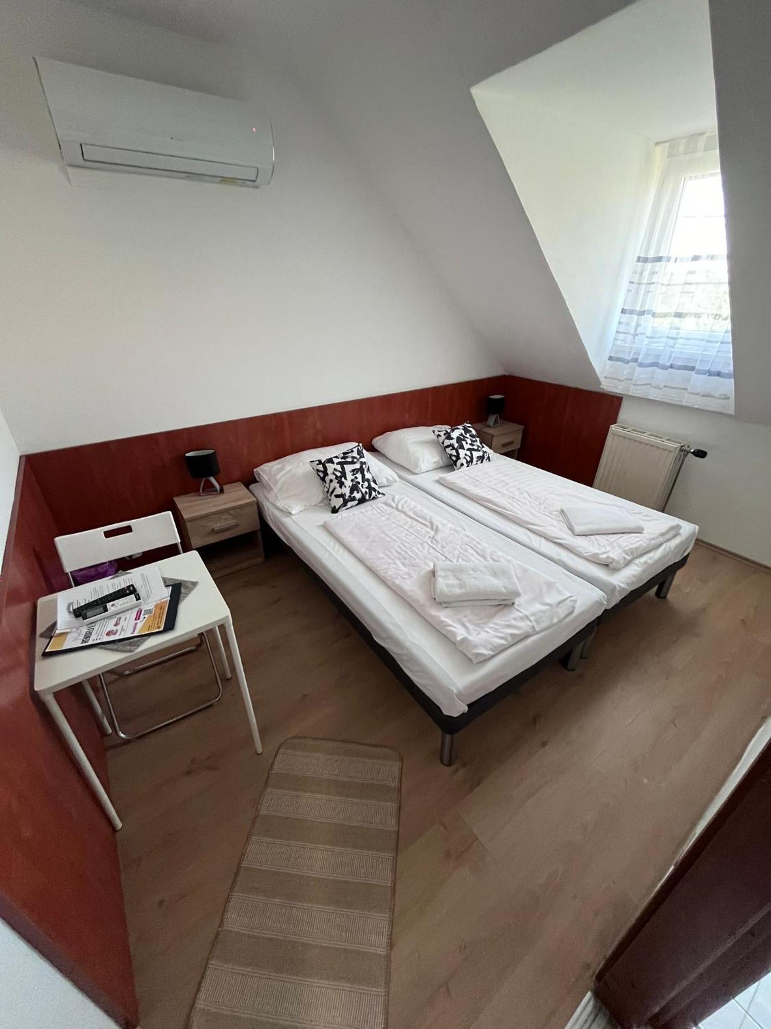 Majus 1 Vendeghaz - Torony Hotel Luaran gambar