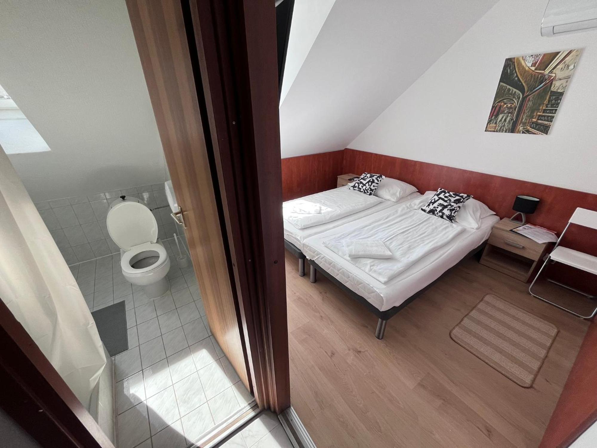 Majus 1 Vendeghaz - Torony Hotel Luaran gambar