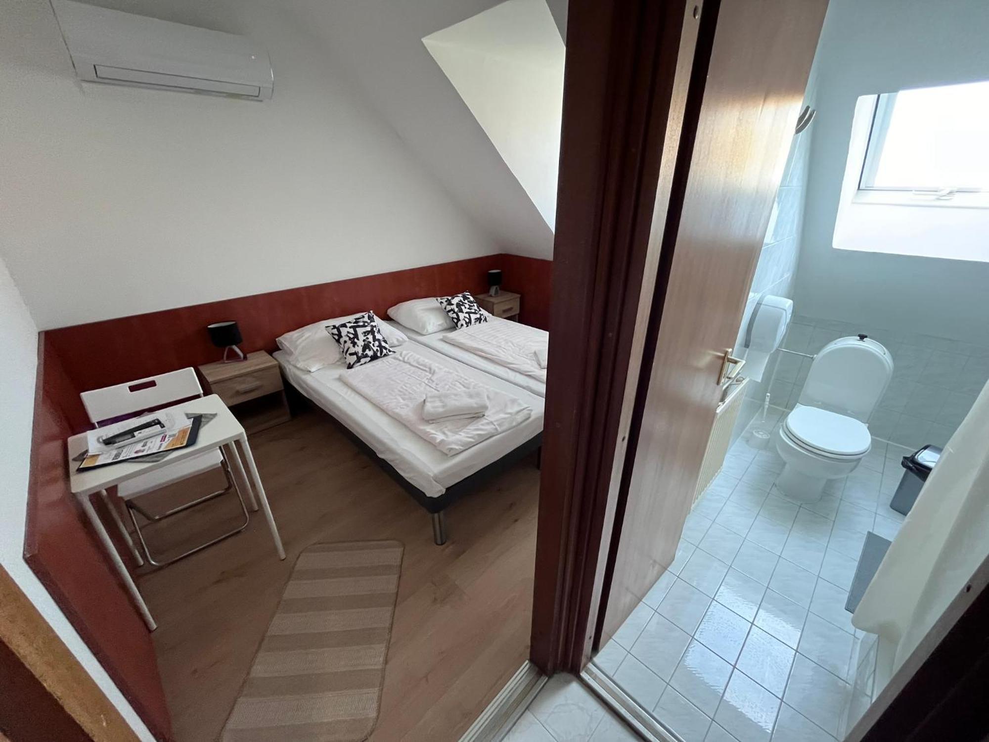 Majus 1 Vendeghaz - Torony Hotel Luaran gambar