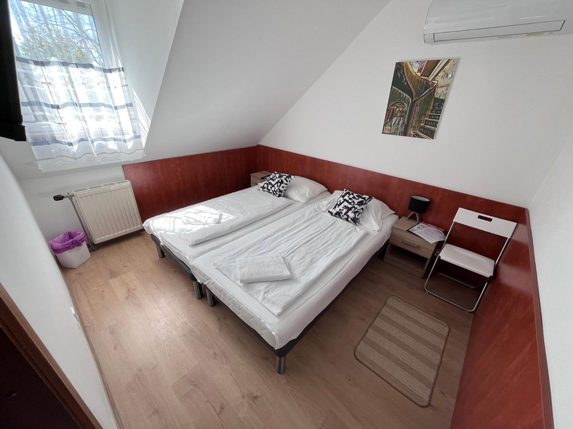 Majus 1 Vendeghaz - Torony Hotel Luaran gambar
