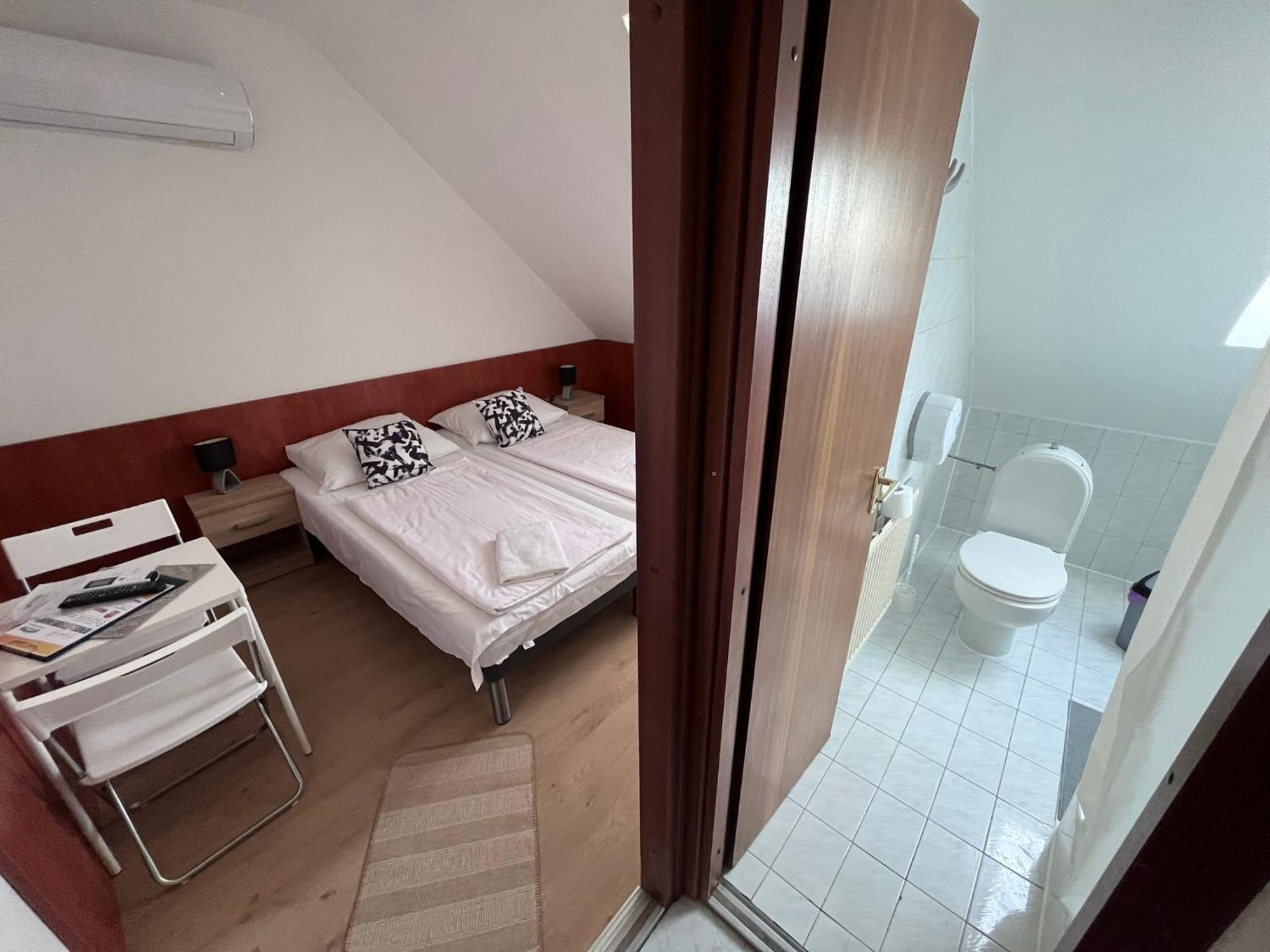 Majus 1 Vendeghaz - Torony Hotel Luaran gambar