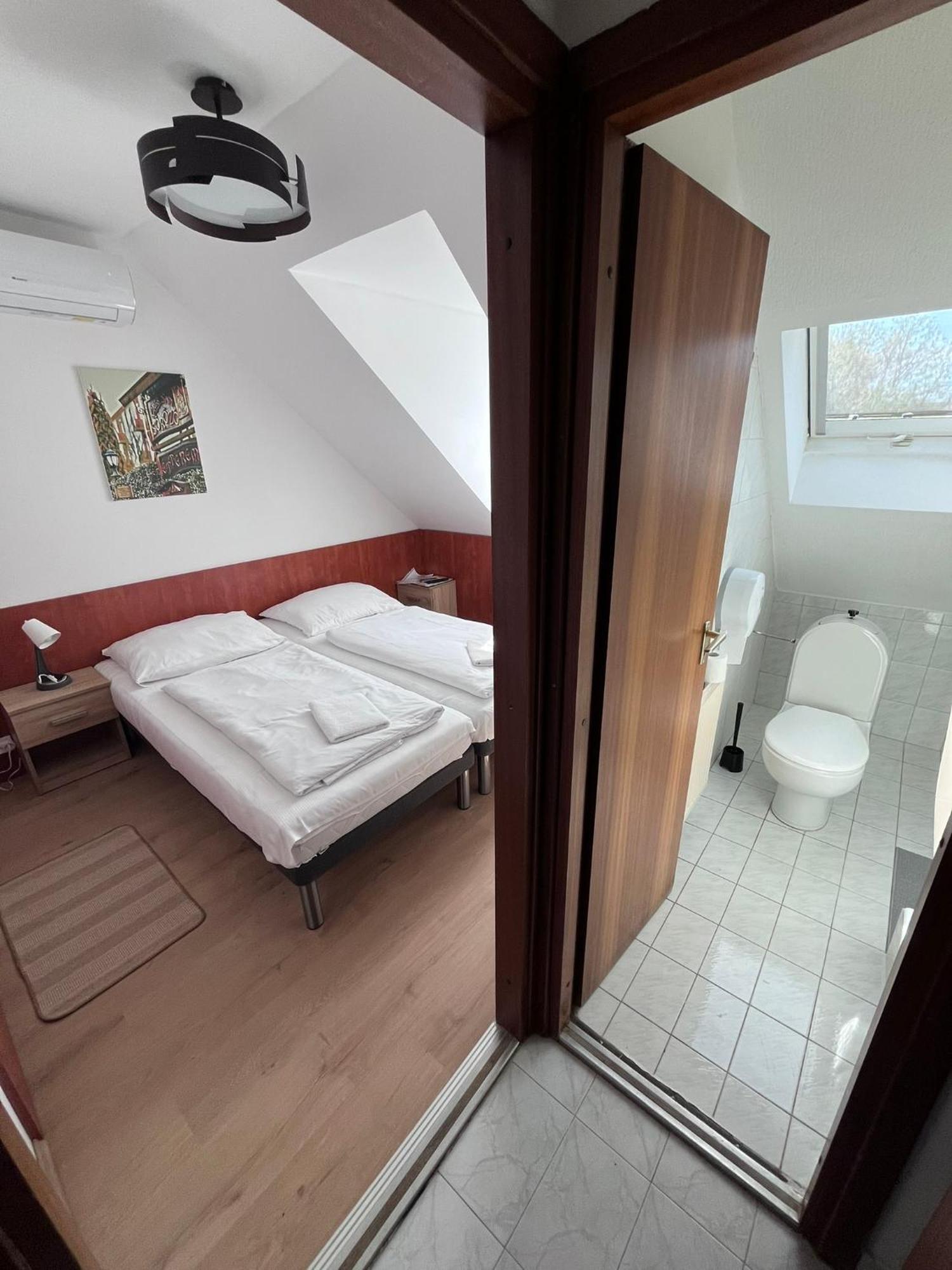Majus 1 Vendeghaz - Torony Hotel Luaran gambar