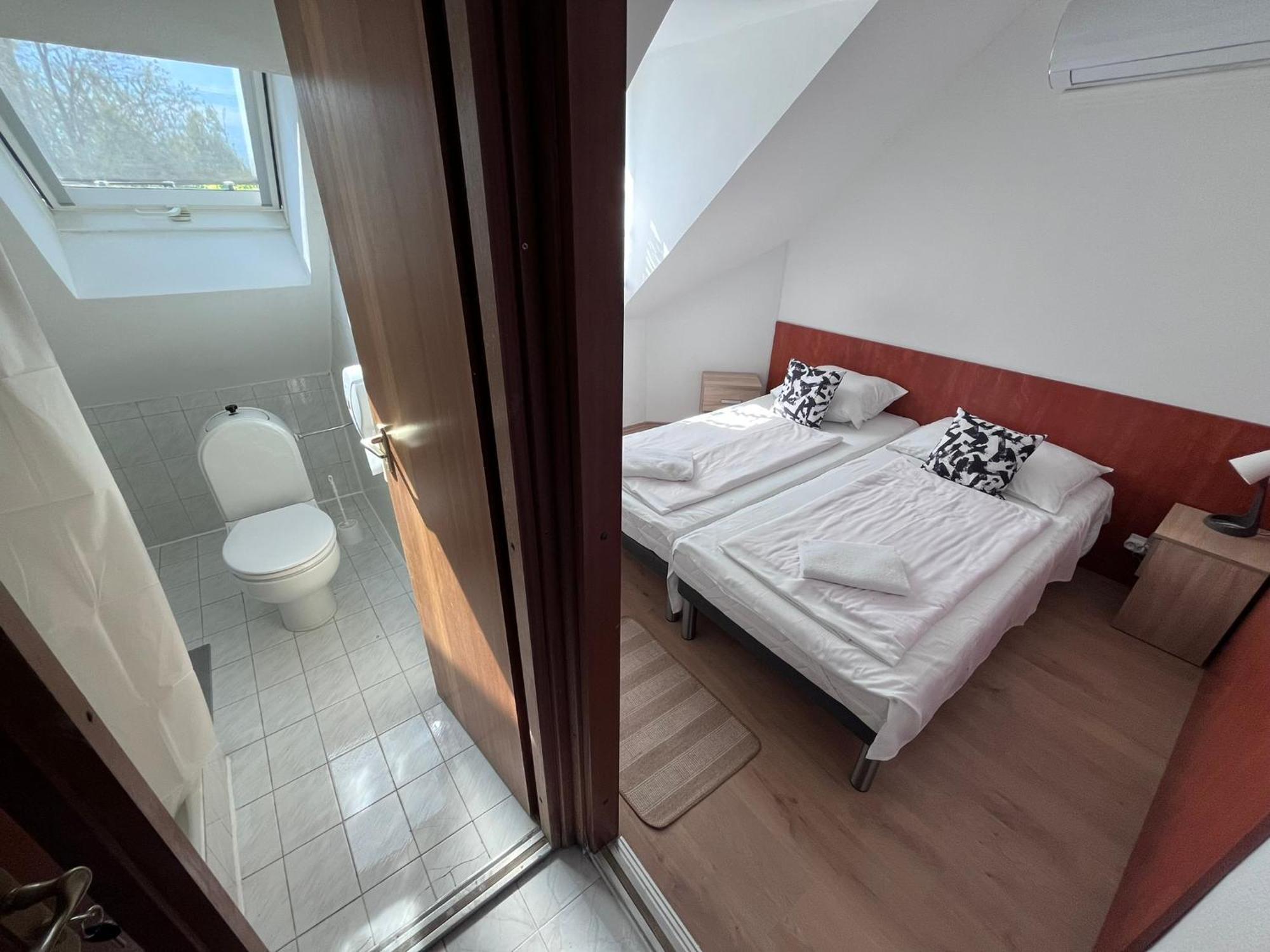 Majus 1 Vendeghaz - Torony Hotel Luaran gambar