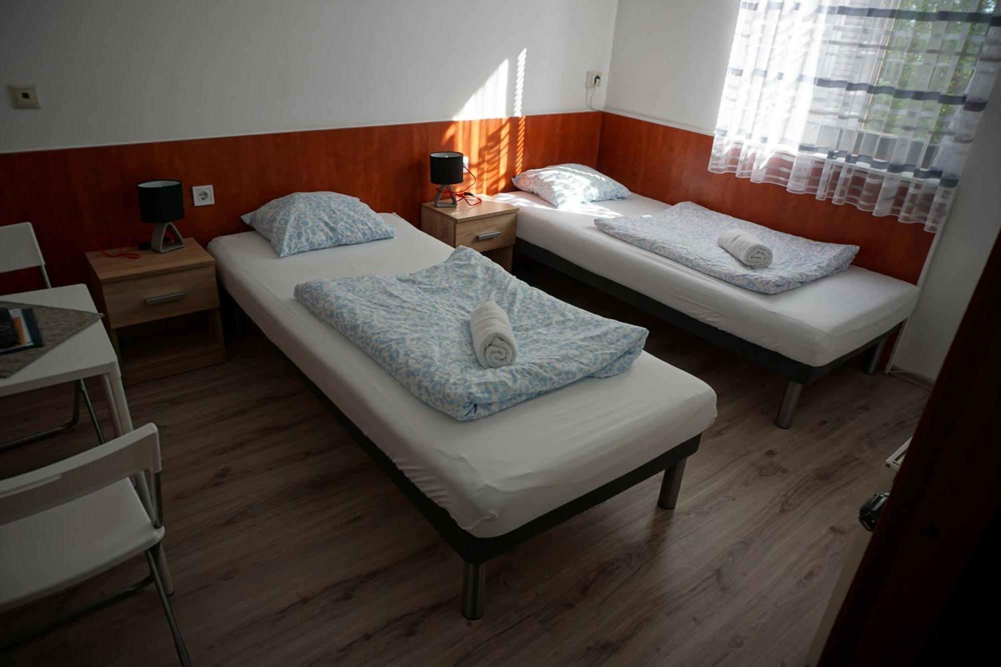 Majus 1 Vendeghaz - Torony Hotel Luaran gambar
