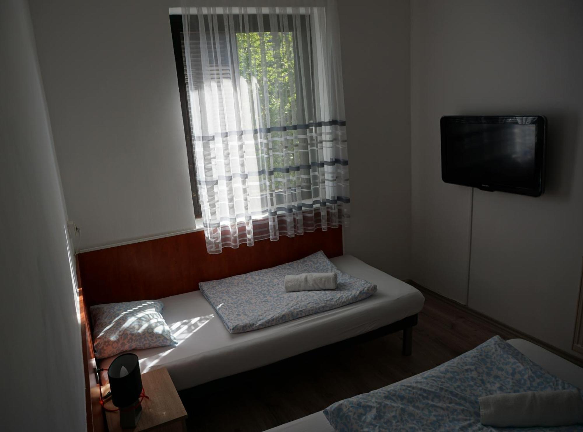 Majus 1 Vendeghaz - Torony Hotel Luaran gambar