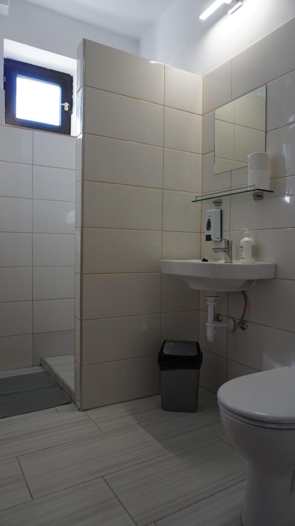 Majus 1 Vendeghaz - Torony Hotel Luaran gambar