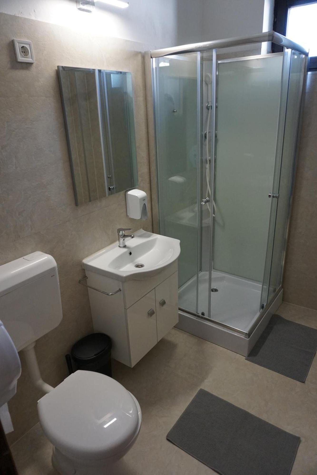 Majus 1 Vendeghaz - Torony Hotel Luaran gambar