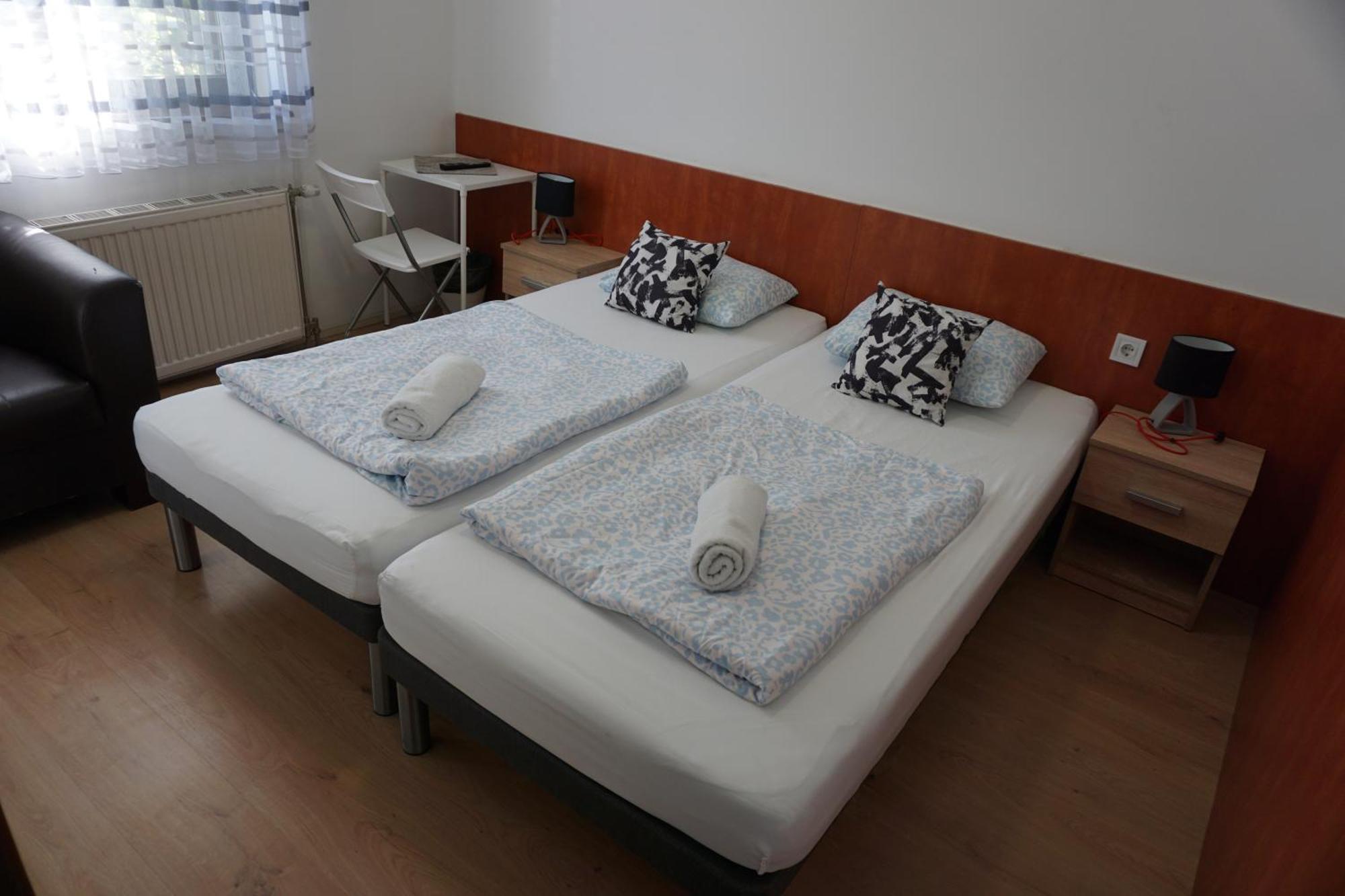 Majus 1 Vendeghaz - Torony Hotel Luaran gambar