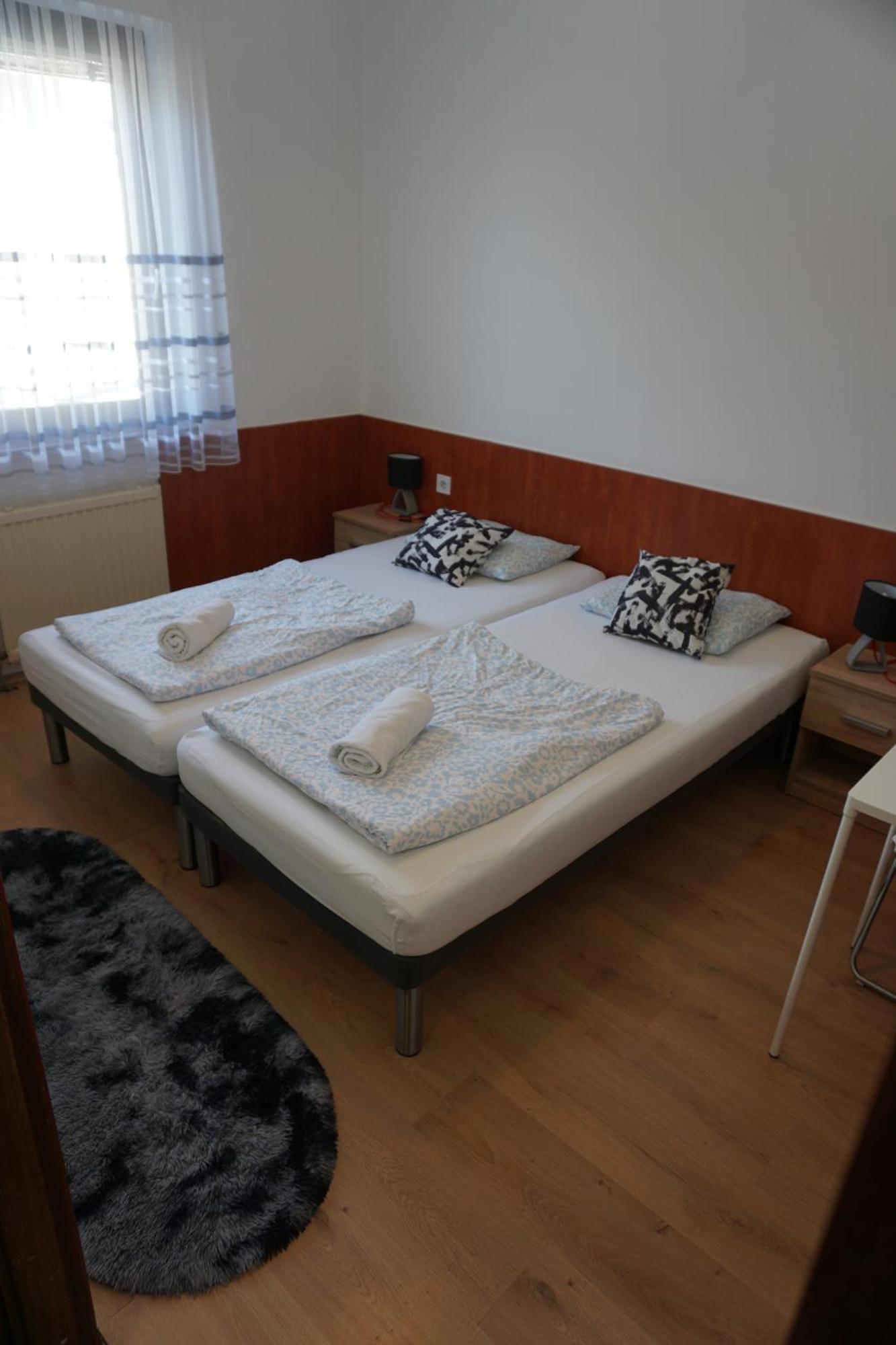 Majus 1 Vendeghaz - Torony Hotel Luaran gambar