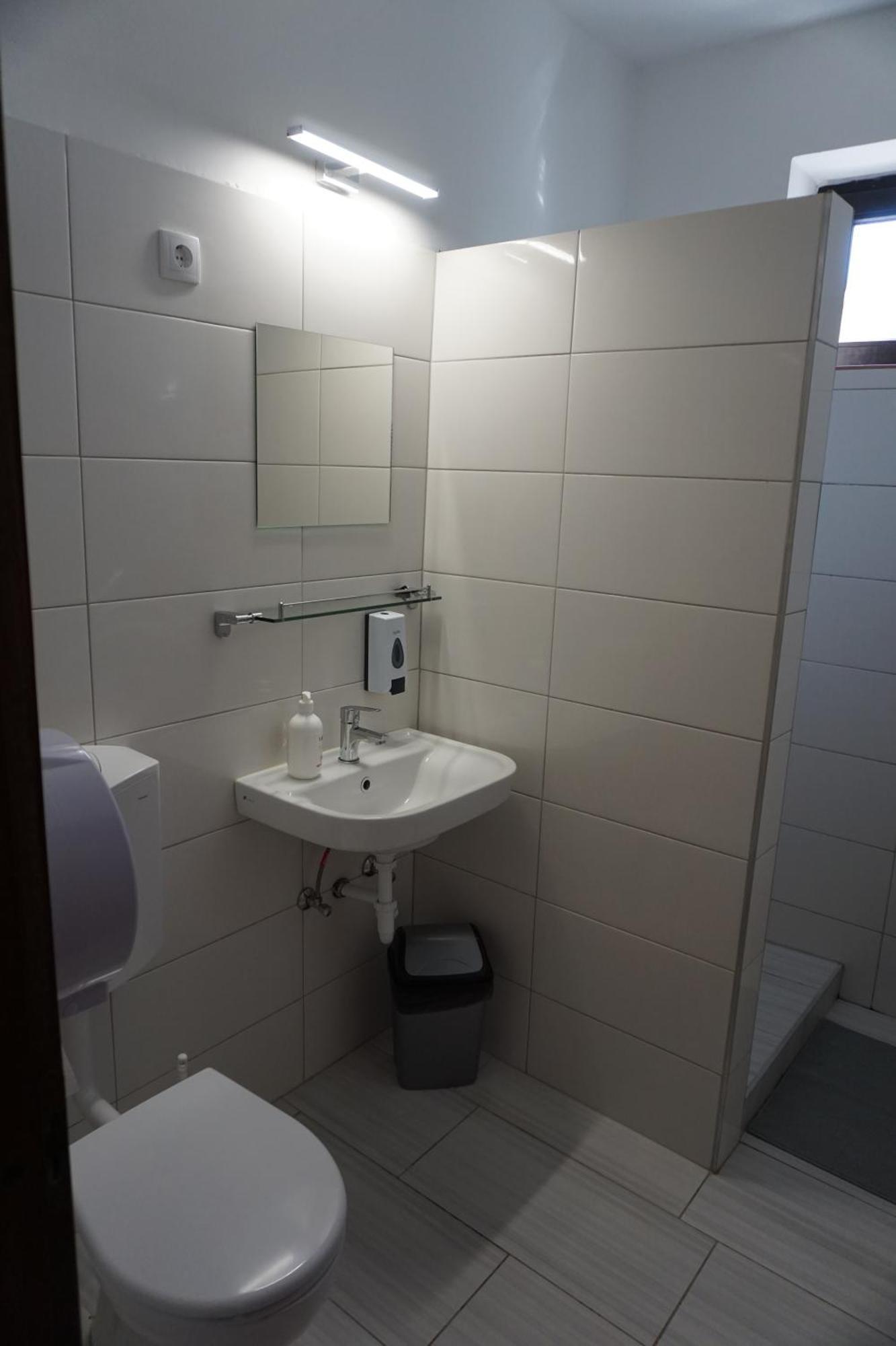 Majus 1 Vendeghaz - Torony Hotel Luaran gambar