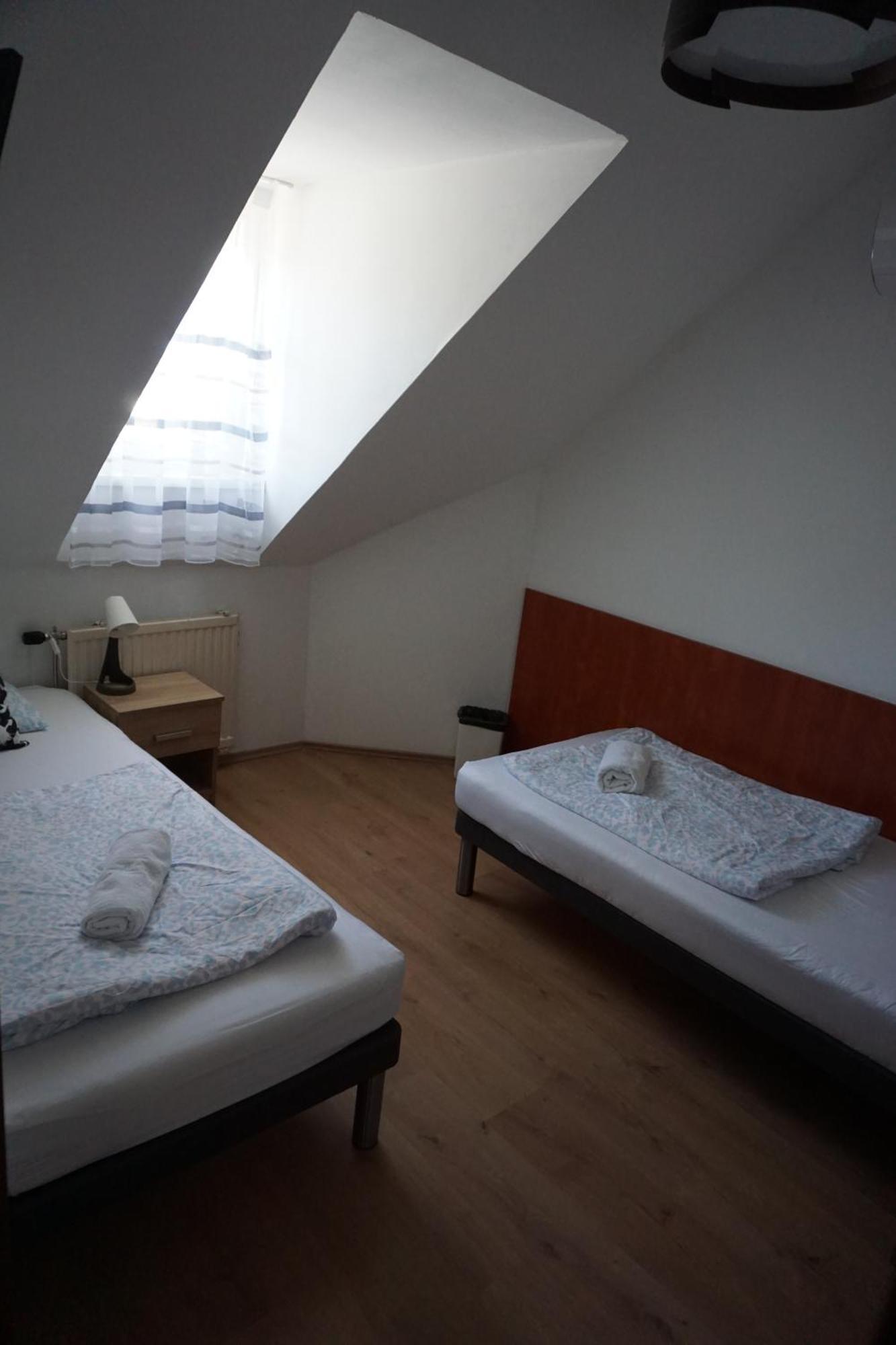 Majus 1 Vendeghaz - Torony Hotel Luaran gambar