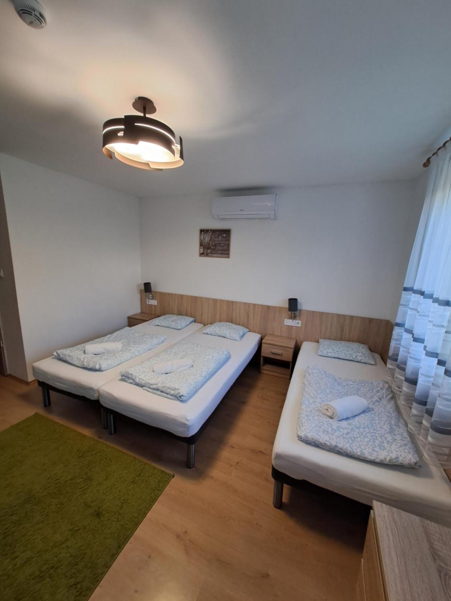 Majus 1 Vendeghaz - Torony Hotel Luaran gambar