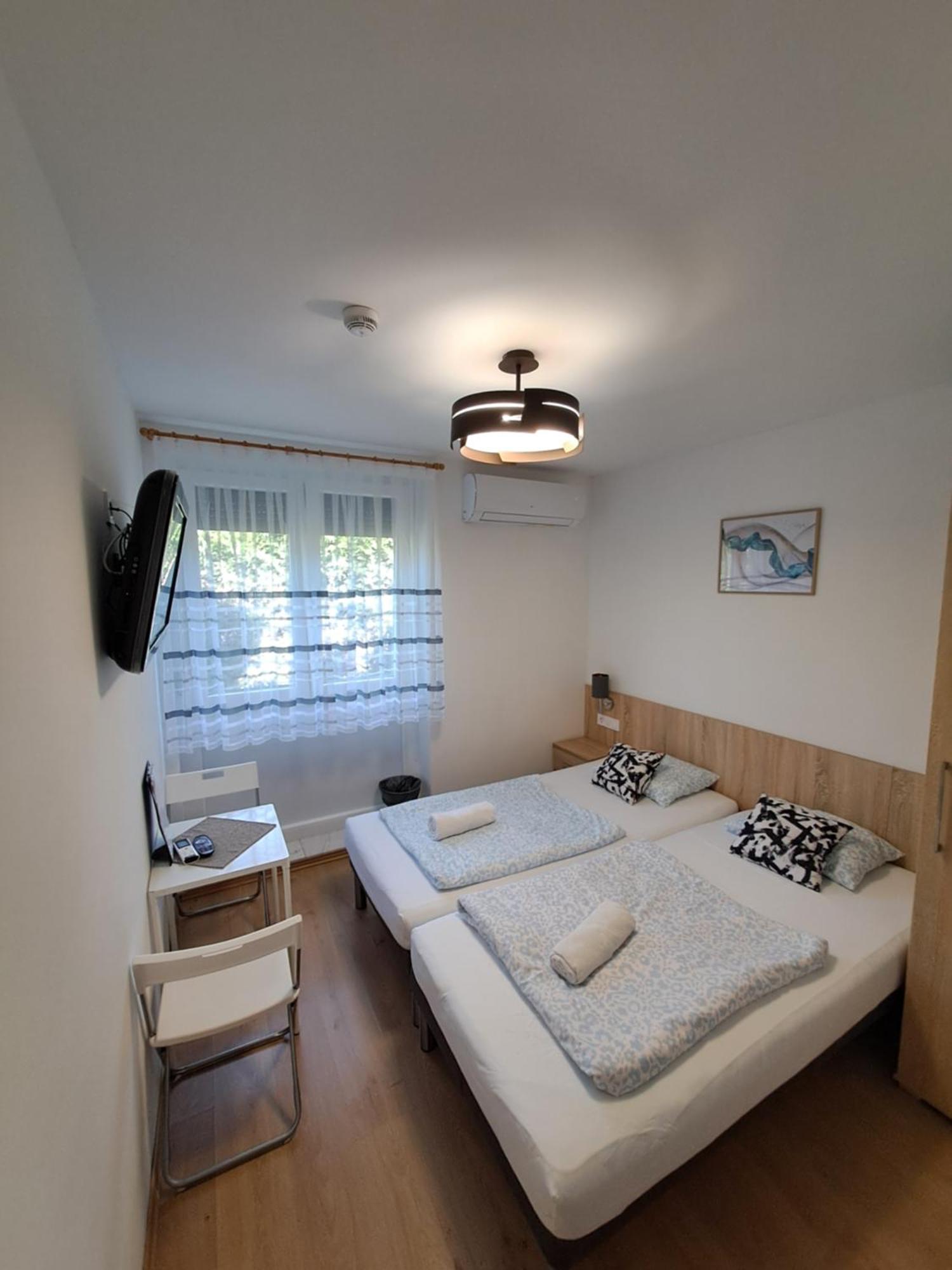 Majus 1 Vendeghaz - Torony Hotel Luaran gambar