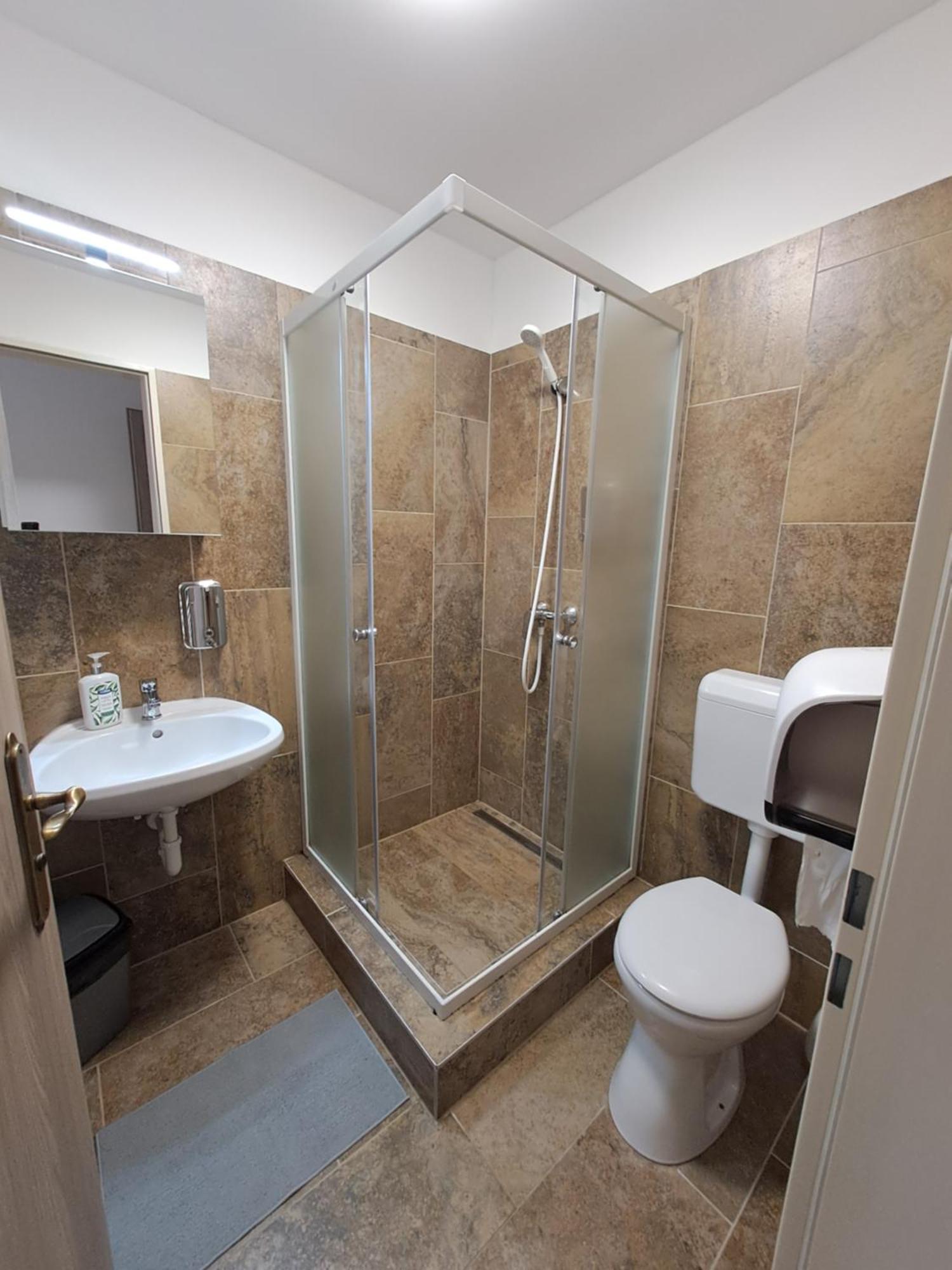 Majus 1 Vendeghaz - Torony Hotel Luaran gambar