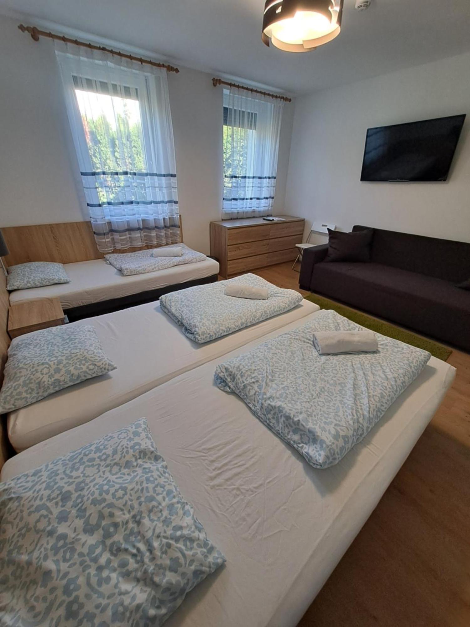 Majus 1 Vendeghaz - Torony Hotel Luaran gambar